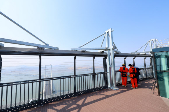 세계 최고 높이 해상교량 전망대인 인천 청라하늘대교(제3연륙교) 전망대의 다음 달 개장을 앞두고 25일 시설 점검이 실시됐다.  해발 184.2m 높이의 청라하늘대교 주탑 전망대는 ‘세계 최고 높이 해상교량 전망대’로 기네스북에 등재됐으며, 미국 세계기록위원회(WRC)의 인증을 받았다. 시설 이용료는 전망대 1만5천원, 엣지워크(전망대 포함) 6만원으로 인천시민에게는 50% 할인 혜택이 제공된다. 2026.3.25 연합뉴스