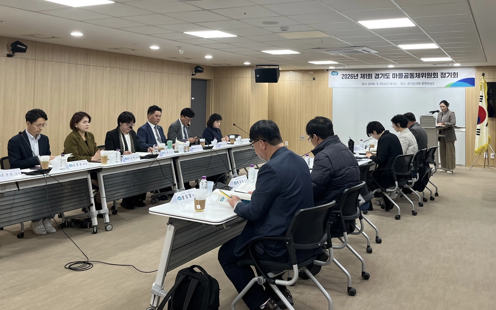 25일 경기도의회 중회의실에서 열린 ‘2026년 제1회 경기도 마을공동체위원회’에 참석한 위원들이 마을공동체 정책 추진 현황을 점검하고 개선 방안을 논의하고 있다.(사진=경기도의회)