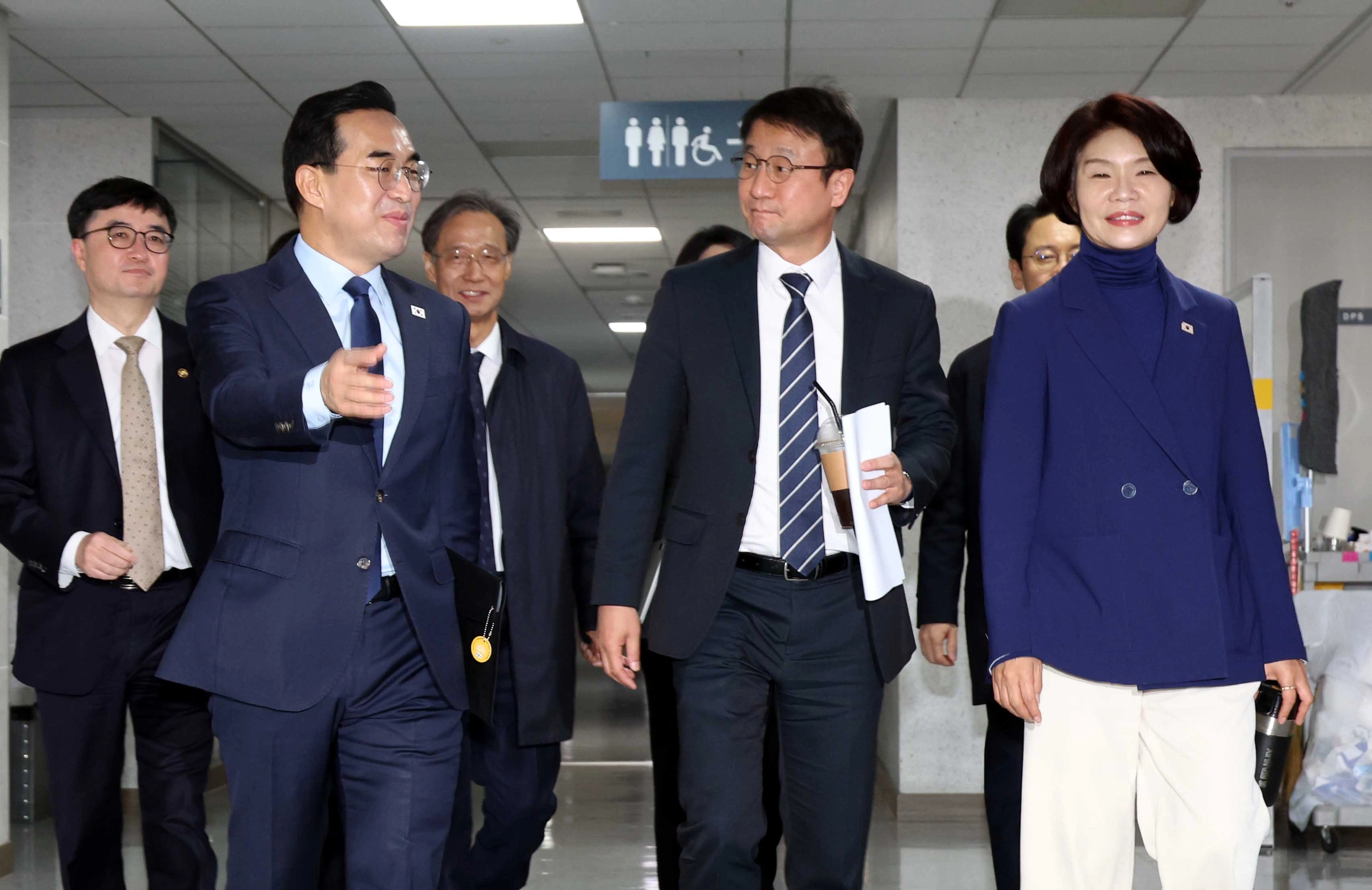 추가경정예산안 당정 협의 참석하는 박홍근-한병도-한정애  박홍근(앞줄 왼쪽부터) 기획예산처 장관, 한병도 더불어민주당 원내대표, 한정애 정책위의장 등이 26일 국회 의원회관에서 열린 2026년 추가경정예산안 당정 협의에 참석하고 있다. 2026.03.26. suncho21@newsis.com