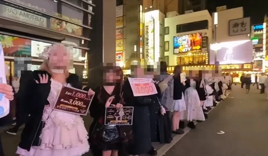 가부키초 오쿠보공원 일대에서 성매매 호객 행위를 하는 여성들. 유튜브 도쿄요루산포 캡처