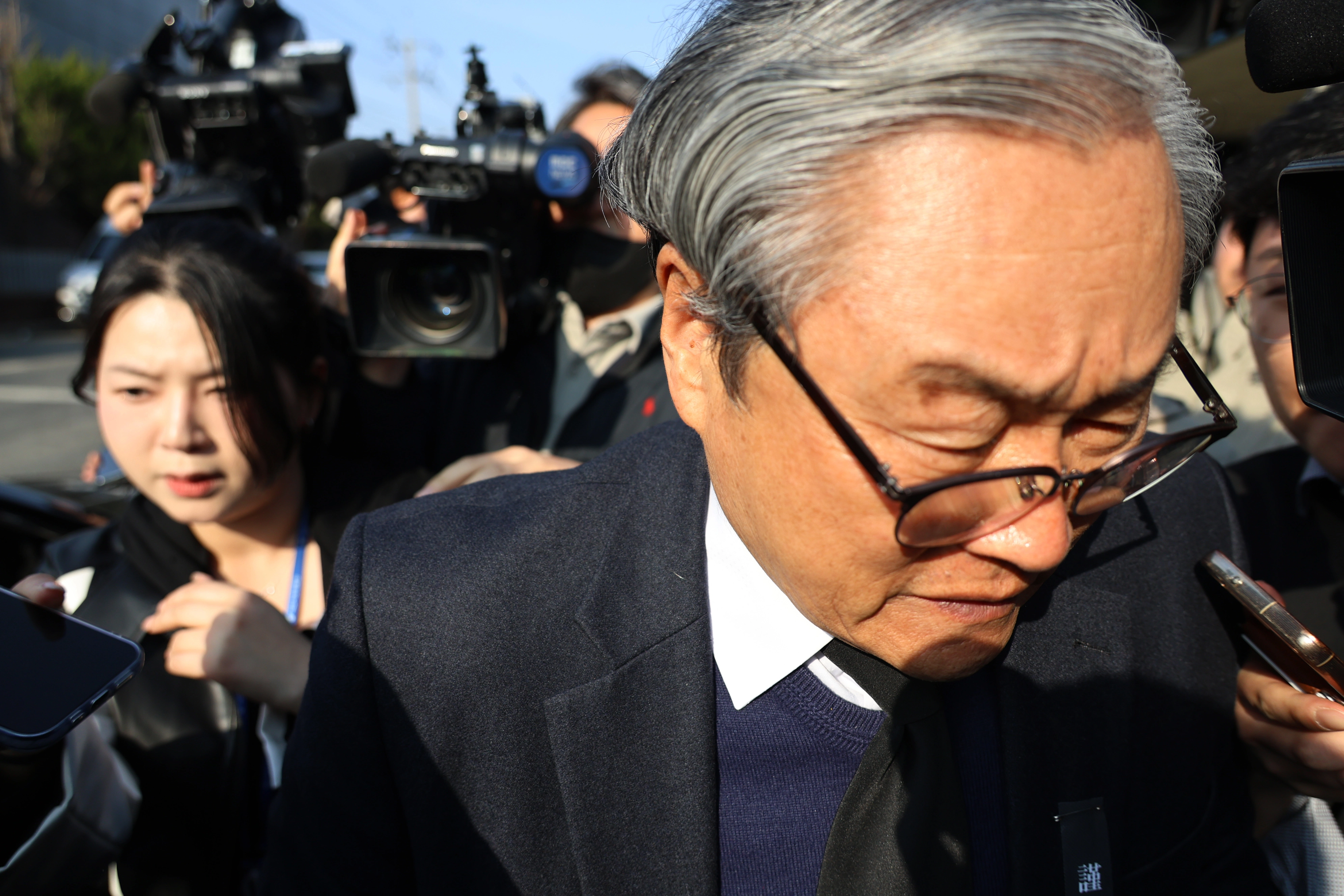 조사받고 떠나는 안전공업 손주환 대표이사  대형 화재로 74명의 사상자가 발생한 대전 안전공업의 손주환 대표이사가 23일 오후 합동 감식과 압수수색이 진행 중인 안전공업 본사를 떠나고 있다. 2026.3.23 연합뉴스