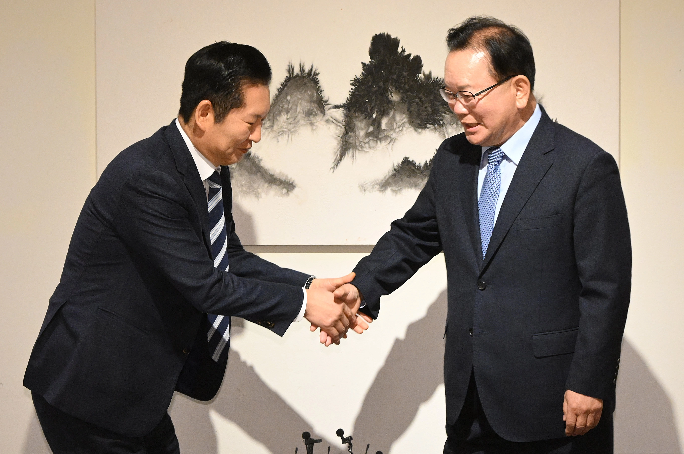 정청래(왼쪽) 더불어민주당 대표와 김부겸 전 국무총리가 26일 서울 중구 한 식당에서 회동 전 손을 맞잡고 있다. 2026.3.26 국회 사진기자단