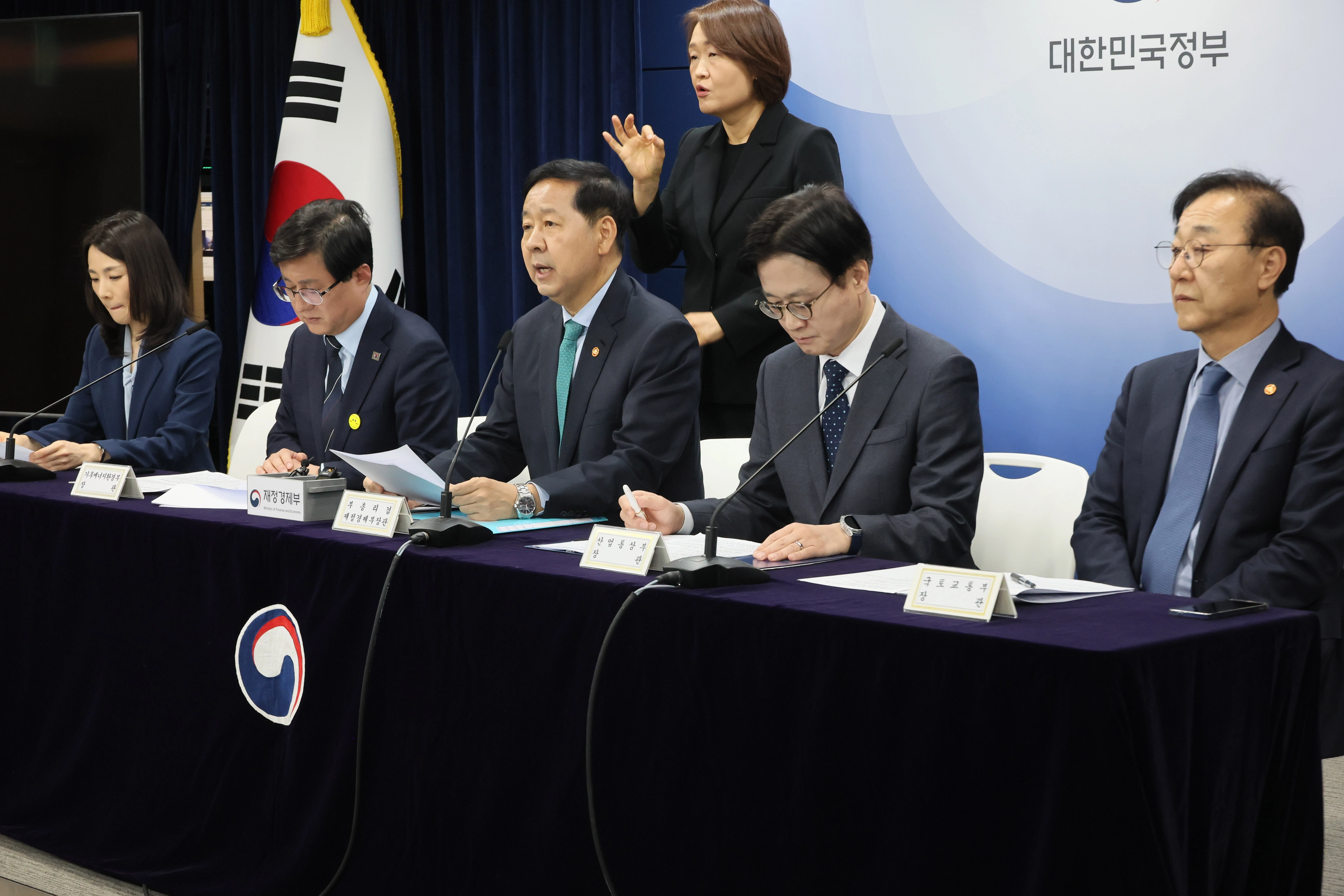 구윤철 부총리 겸 재정경제부 장관이 26일 서울 종로구 정부서울청사에서 열린 비상경제 점검회의 관련 관계부처 합동브리핑에서 중동 전쟁에 따른 비상경제 대응방안을 발표하고 있다. 왼쪽부터 김진아 외교부 2차관, 김성환 기후에너지환경부 장관, 구윤철 부총리, 김정관 산업통상부 장관, 김윤덕 국토교통부 장관. 2026.3.26 연합뉴스