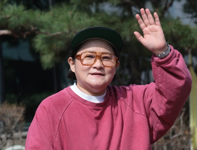 방송인 김신영이 16일 서울 영등포구 여의도동 KBS 신관에서 진행된 ‘불후의 명곡’ 리허설을 마친 뒤 준비된 차량으로 이동하며 인사를 하고 있다. 2026.3.16 뉴스1