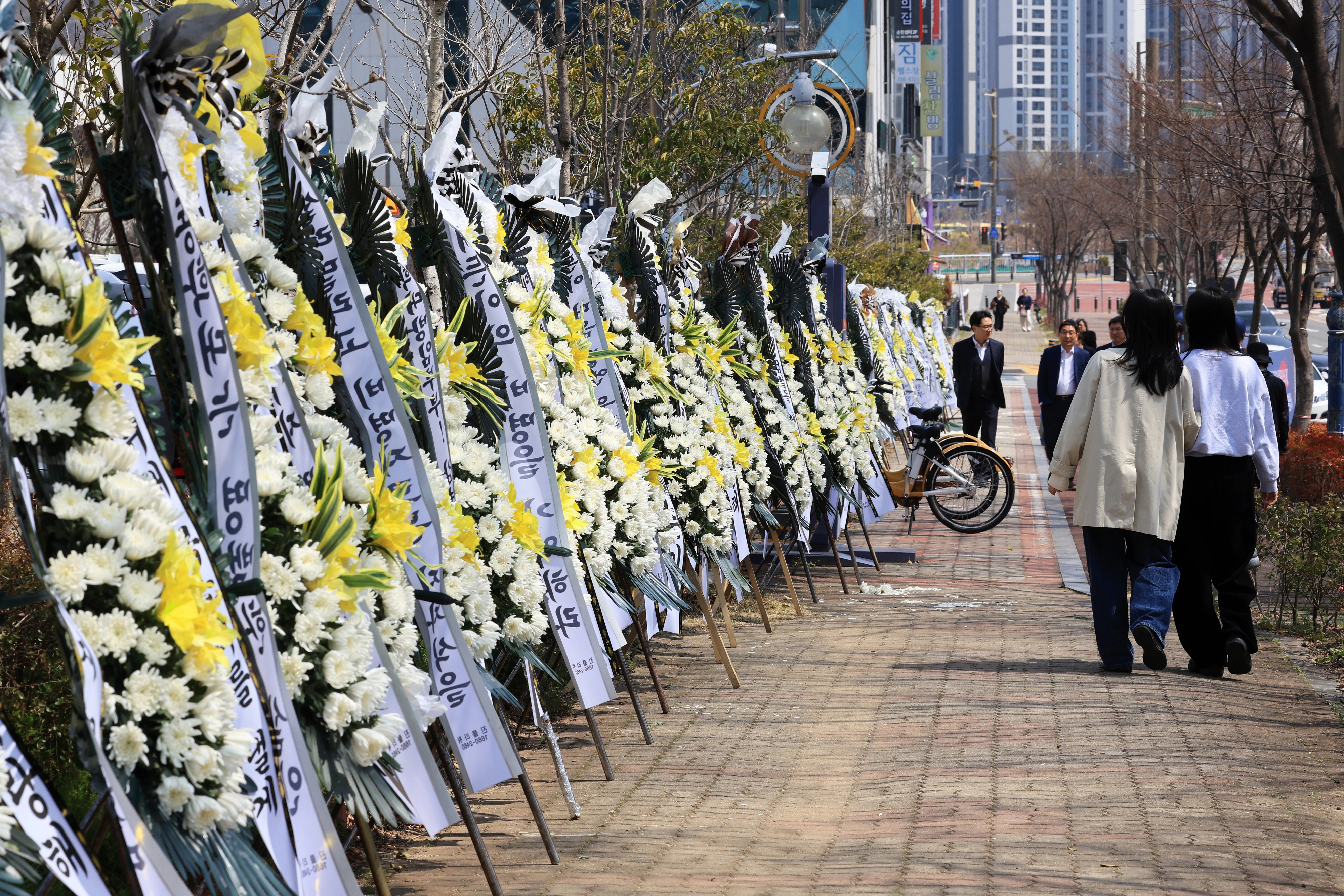 6일 전남 순천시 왕지동 광주지방법원 순천지원 앞에 친모의 학대로 숨진 생후 4개월 ‘해든이’를 추모하는 화환이 늘어서 있다. 2026.3.26 연합뉴스