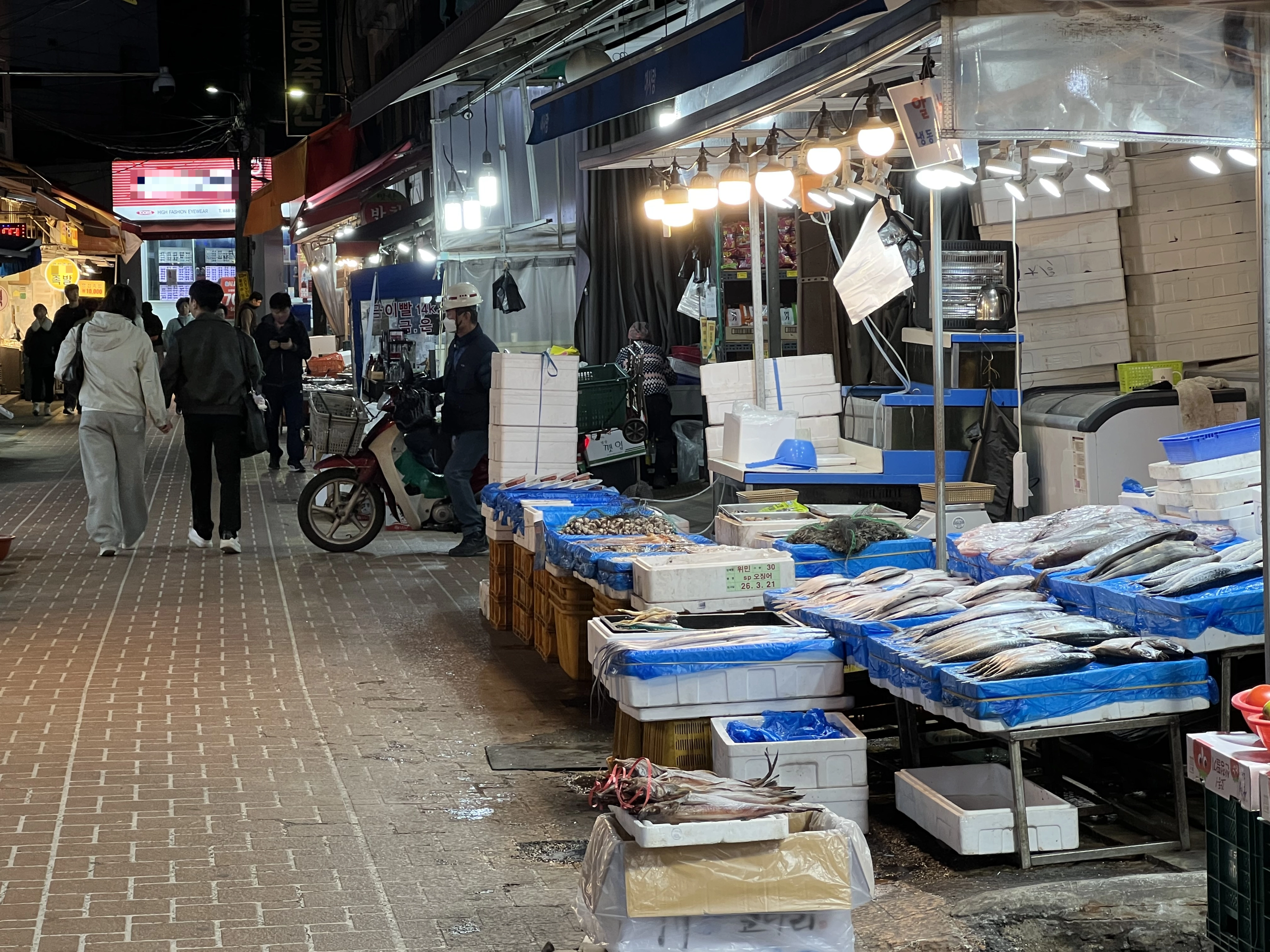 지난 25일 서울 관악구 관악중부시장 수산물 가게가 손님 없이 텅 비어있는 모습. 정회하 수습기자