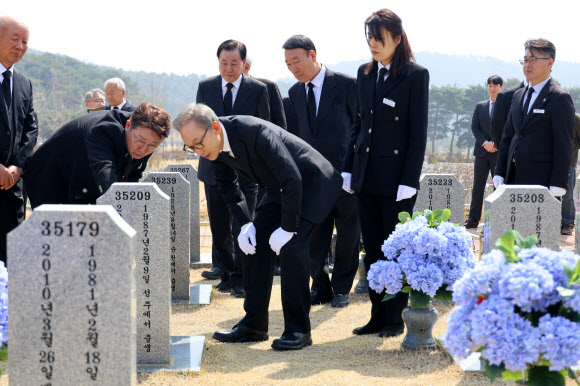 천안함 묘역에 참배하는 이명박