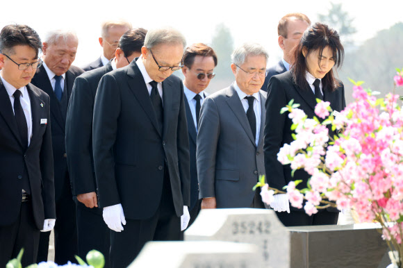 천안함 묘역에 참배하는 이명박