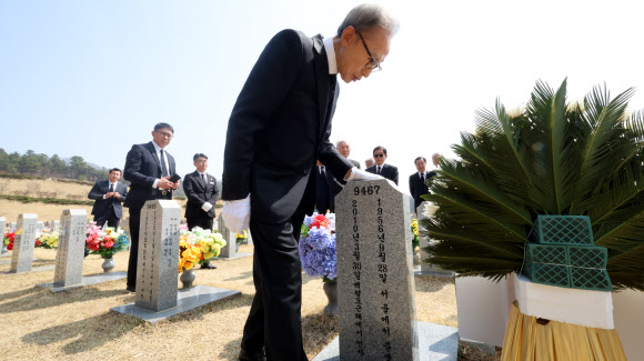 천안함 묘역 둘러보는 이명박 전 대통령