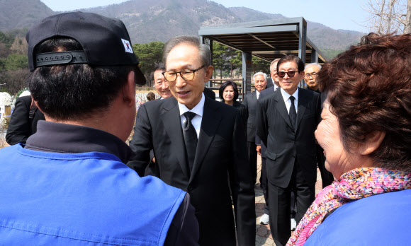 지원봉사자와 인사 나누는 이명박 전 대통령
