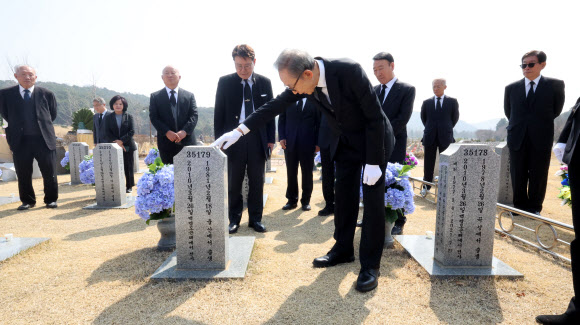 천안함 묘역 둘러보는 이명박 전 대통령