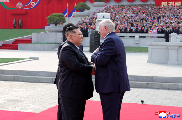 벨라루스 대통령 첫 방북…김정은, 김일성광장서 성대한 환영식