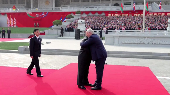 포옹하는 김정은.루카셴코