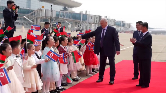 평양 도착한 루카셴코