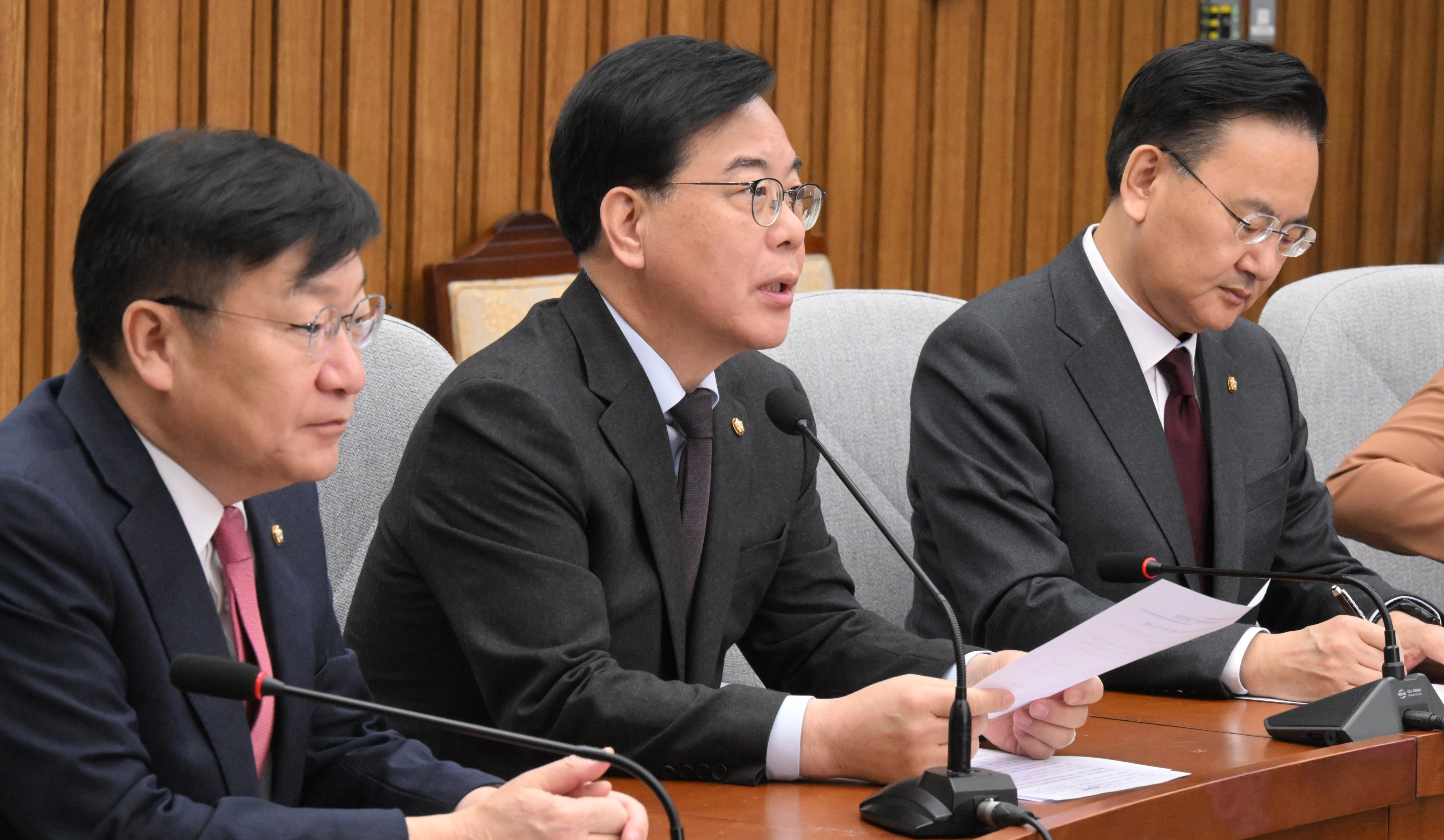 국민의힘 송언석 원내대표가 24일 국회에서 열린 원내대책회의에서 모두발언을 하고 있다. 안주영 전문기자