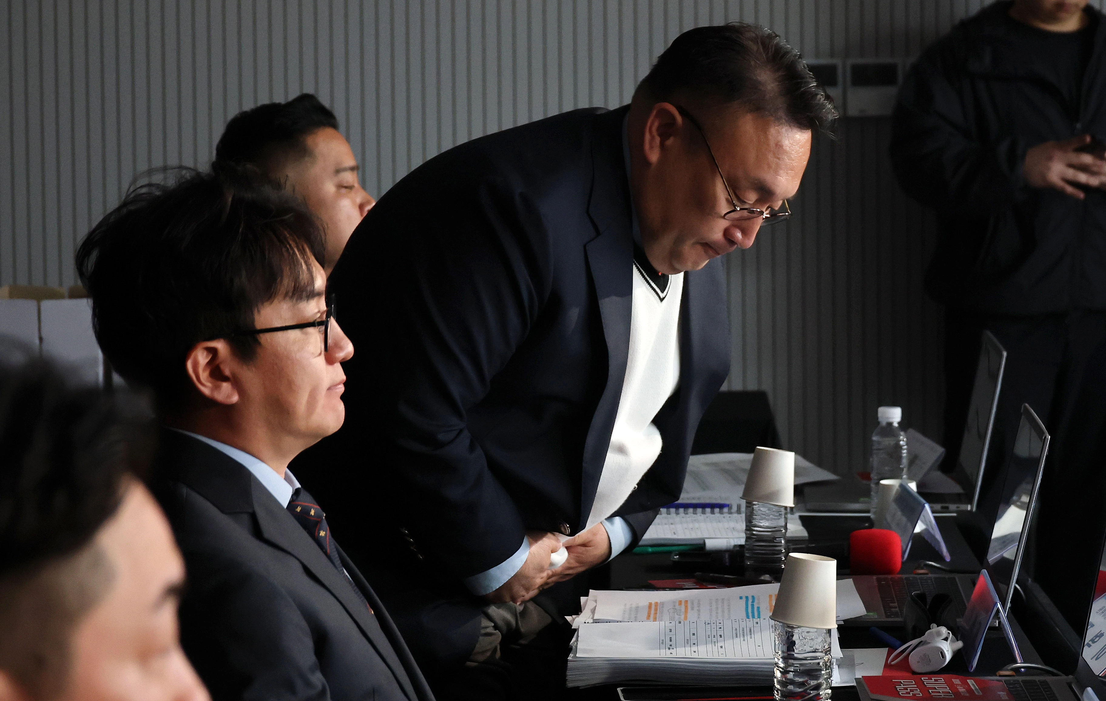 국민의힘 비례청년 공개 오디션에 등장한 이혁재  심사위원인 개그맨 이혁재가 26일 서울 영등포구 여의도 중앙당사에서 열린 광역의원 비례 청년 공개 오디션 본선 심사에 앞서 인사하고 있다. 2026.3.26 연합뉴스