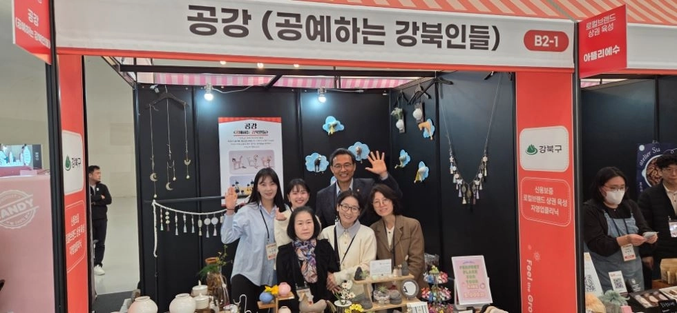 공강(공예인하는 강북인들) 회원들이 참여한 공예 소상공인 판매 부스를 방문한 이상훈 의원
