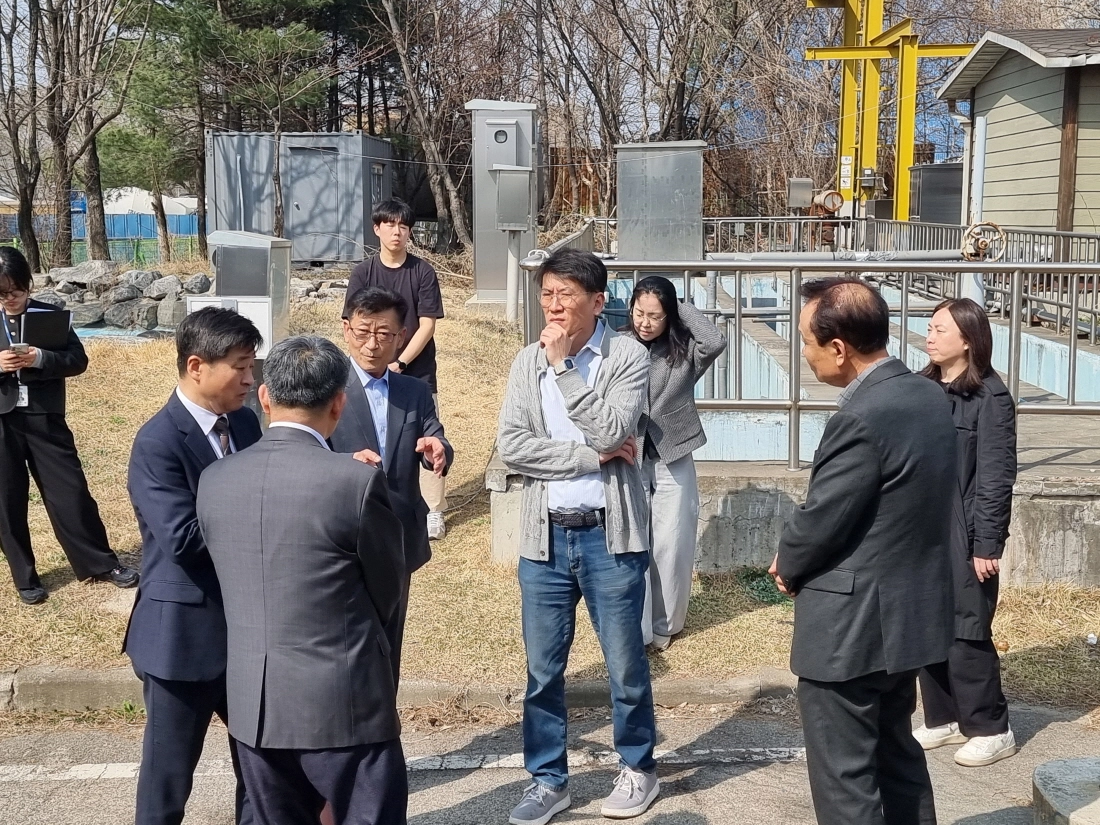 김민호 의원(가운데)이 26일 양주시 소재 산업단지 내 공동폐수처리시설을 방문해 현장 관계자로부터 운영 현황과 애로사항을 청취하고 있다.(사진=경기도의회)