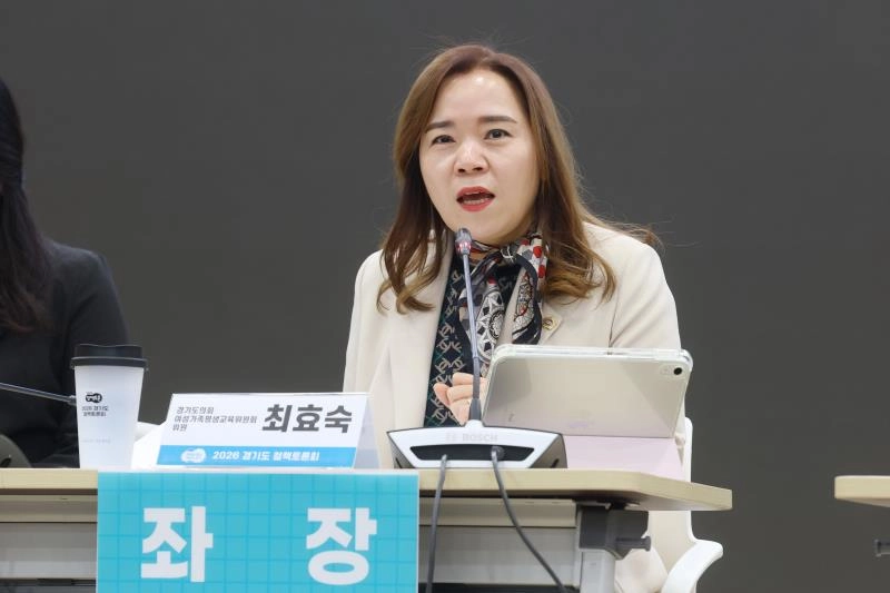 ‘경기도 지역아동센터 스마트학습 지원을 위한 정책토론회’에서 좌장을 맡은 최효숙 의원이 토론을 주재하고 있다.(사진=경기도의회)