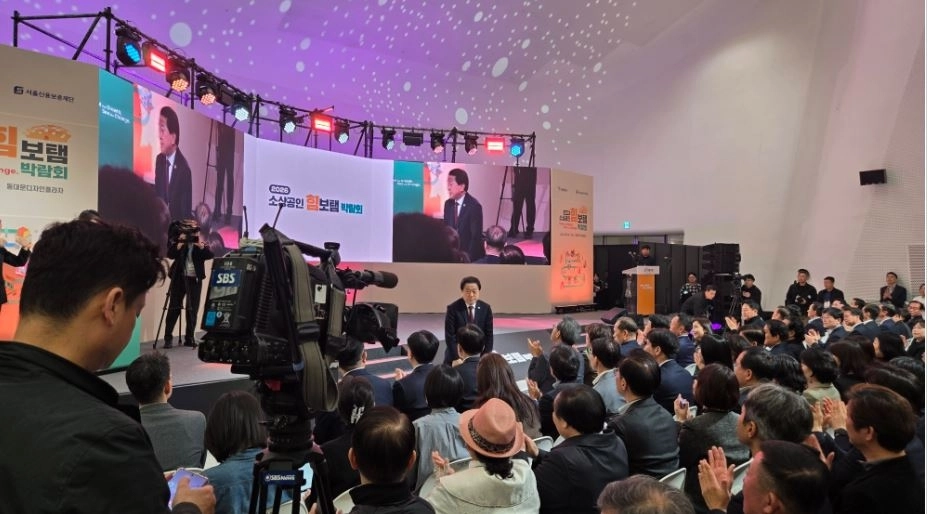 지난 26일 동대문디자인플라자(DDP)에서 개최된 ‘2026 소상공인 힘보탬 박람회’에 참석한 김용호 서울시의원이 인사를 하고 있다.