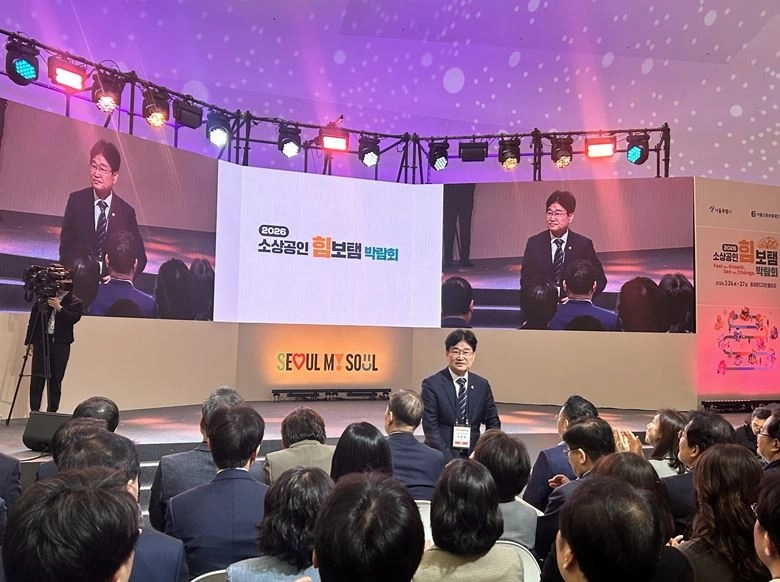 지난 26일 동대문디자인플라자(DDP)에서 열린 2026년 소상공인 힘보탬 박람회 개막식에 참석한 김용일 의원이 인사말을 하고 있다.