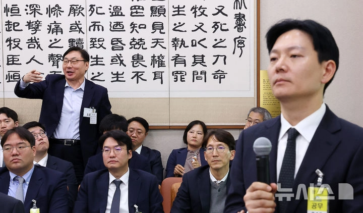 이화영 전 경기도 평화부지사(왼쪽)가 지난해 10월 23일 서울 여의도 국회 법제사법위원회에서 열린 서울고검-서울중앙지검 등에 대한 국정감사에서 발언하고 있다. 오른쪽은 박상용 인천지검 부부장검사. 뉴시스