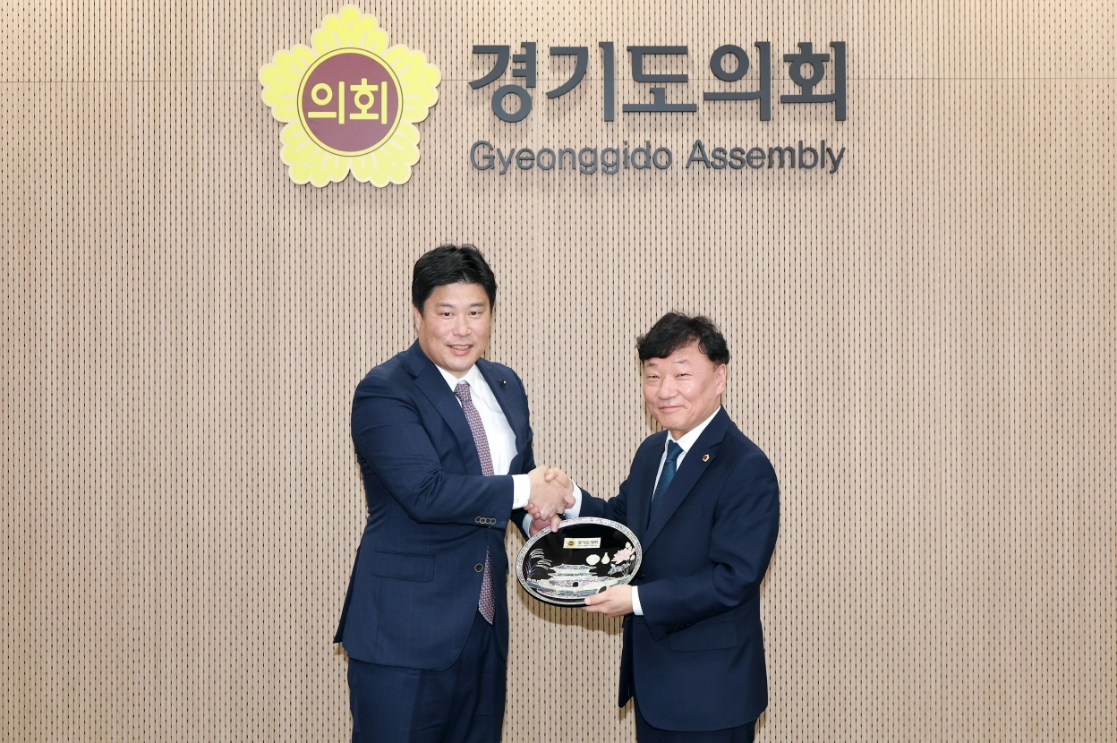 남종섭 의원이 사카이 마나부 가나가와현의회 대표단장과 기념품을 교환한 뒤 기념 촬영을 하고 있다. 양 의회는 이날 32년간 이어온 신뢰 관계를 재확인하고, 실질적인 교류 확대 방안을 논의했다.(사진=경기도의회)