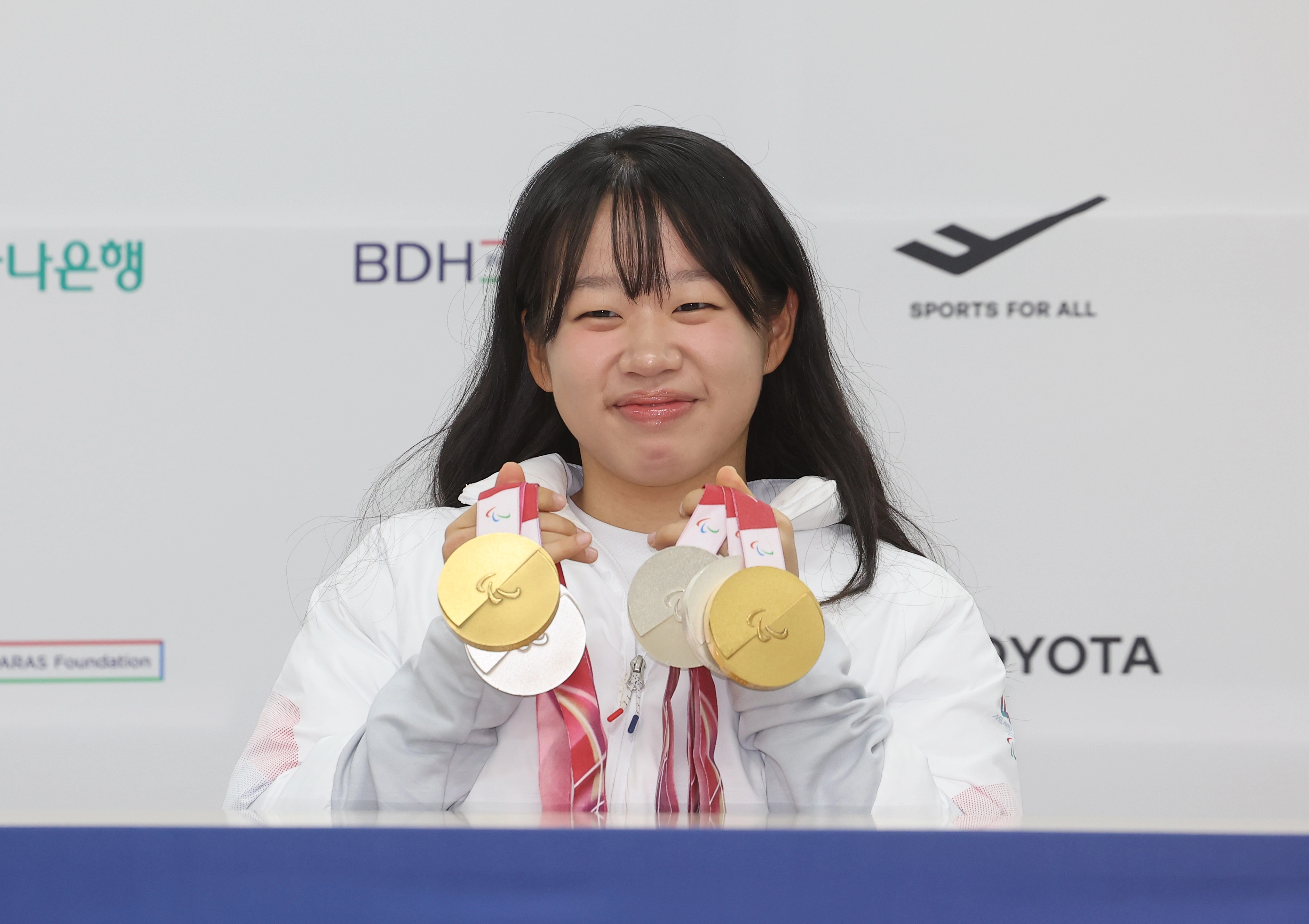 김윤지가 26일 서울 송파구 올림픽회관에서 열린 대한민국 선수단 MVP 기자회견에서  2026 밀라노·코르티나담페초 동계패럴림픽에서 따낸 5개 메달을 거머쥐며 미소 짓고 있다. 2026.3.26 연합뉴스