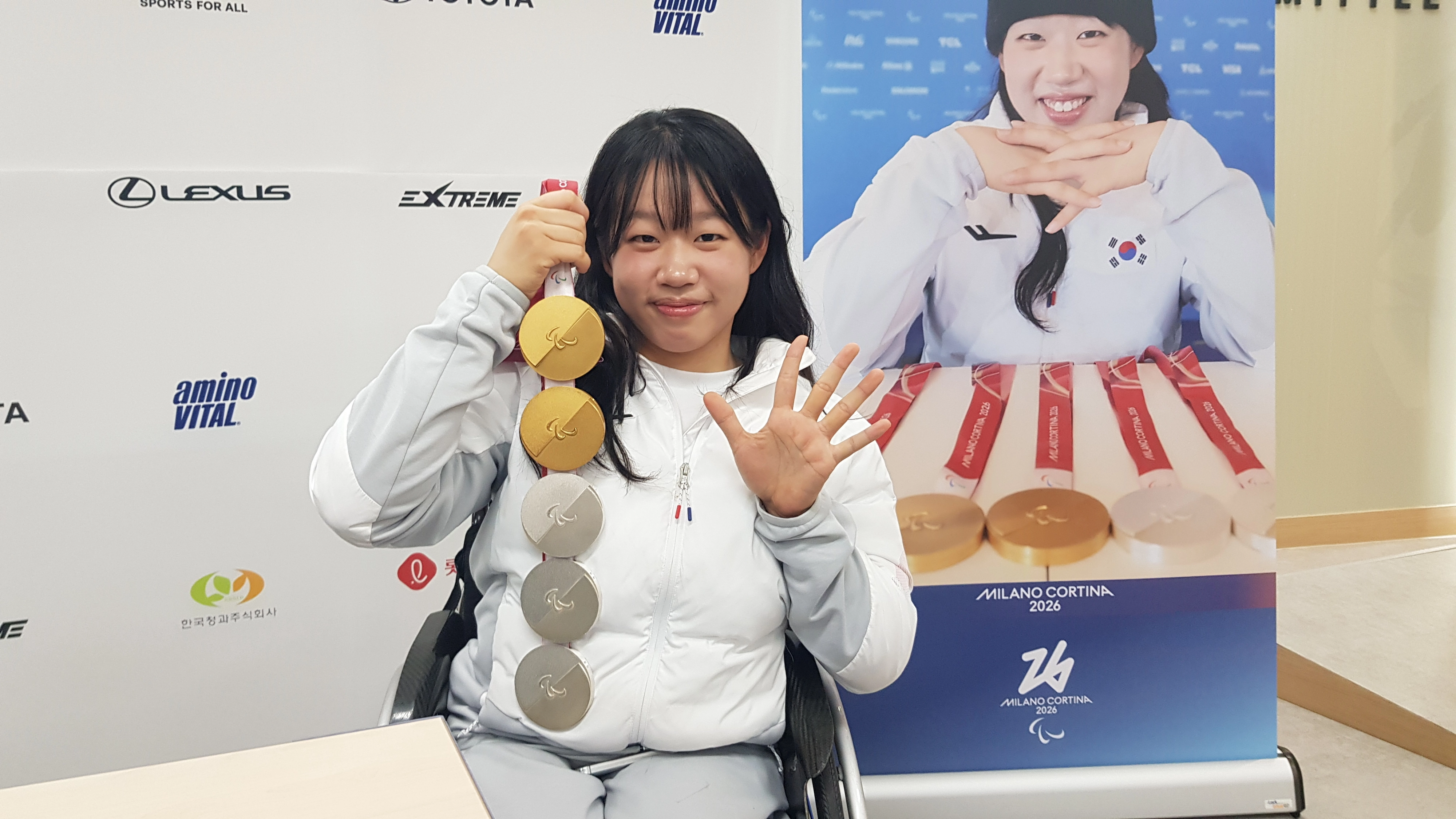 김윤지가 26일 서울 송파구 올림픽회관에서 열린 대한민국 선수단 MVP 기자회견에서  2026 밀라노·코르티나담페초 동계패럴림픽에서 따낸 5개 메달거머과 함께 손가락 5개를 편 채 기념 사진을 찍고 있다. 2026.3.26 류재민 기자