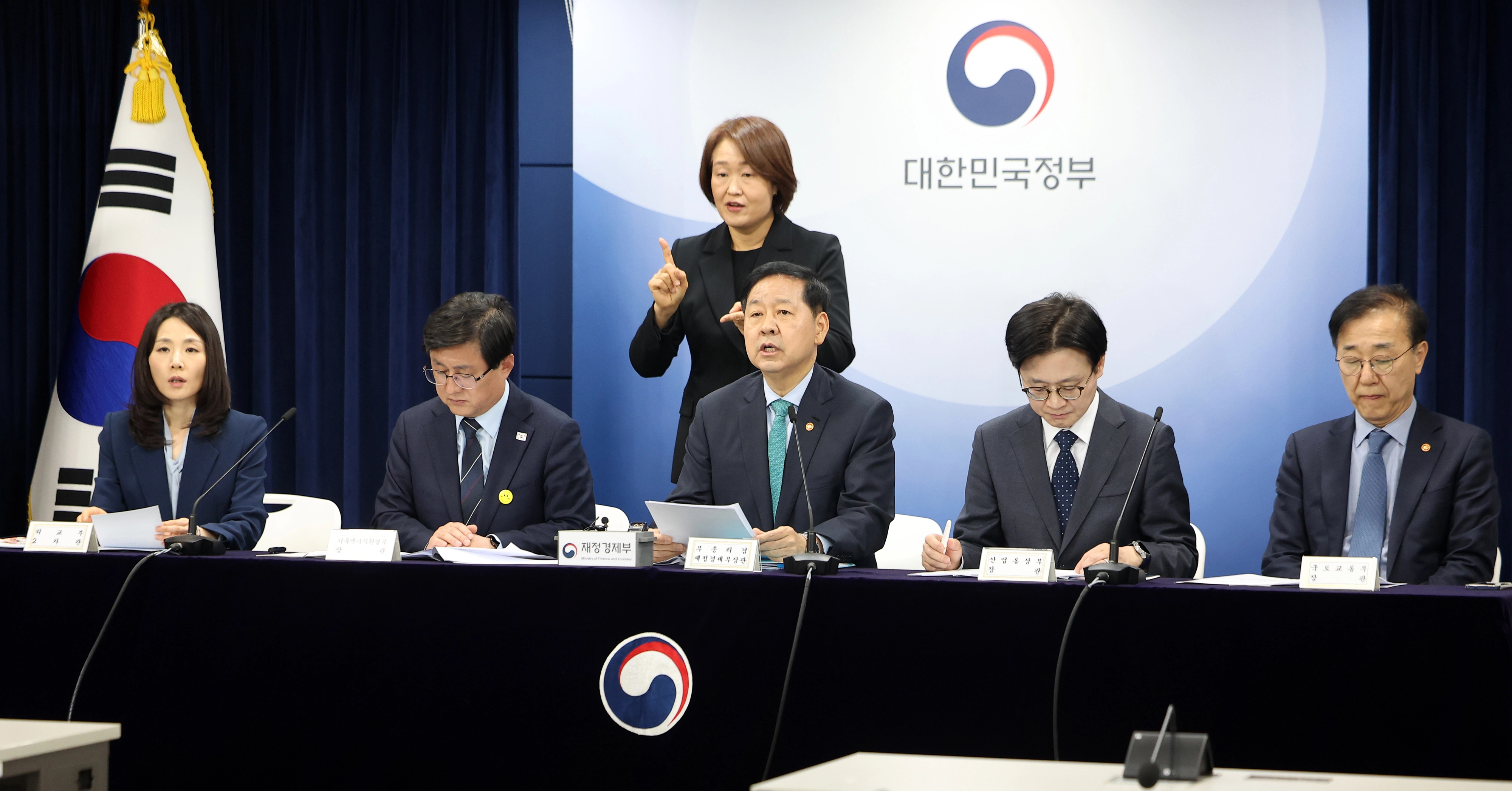 비상경제 대응 관련 정부 합동브리핑  [서울=뉴시스] 김선웅 기자 = 구윤철 부총리 겸 재정경재부 장관이 26일 서울 종로구 정부서울청사에서 관계부처와 합동브리핑을 열고 중동 전쟁에 따른 비상경제 대응방안을 발표하고 있다.

왼쪽부터 김진아 외교부 2차관, 김성환 기후에너지환경부 장관, 구윤철 부총리, 김정관 산업통상부 장관, 김윤덕 국토교통부 장관. 2026.03.26. mangusta@newsis.com

<저작권자ⓒ 공감언론 뉴시스통신사. 무단전재-재배포 금지.>