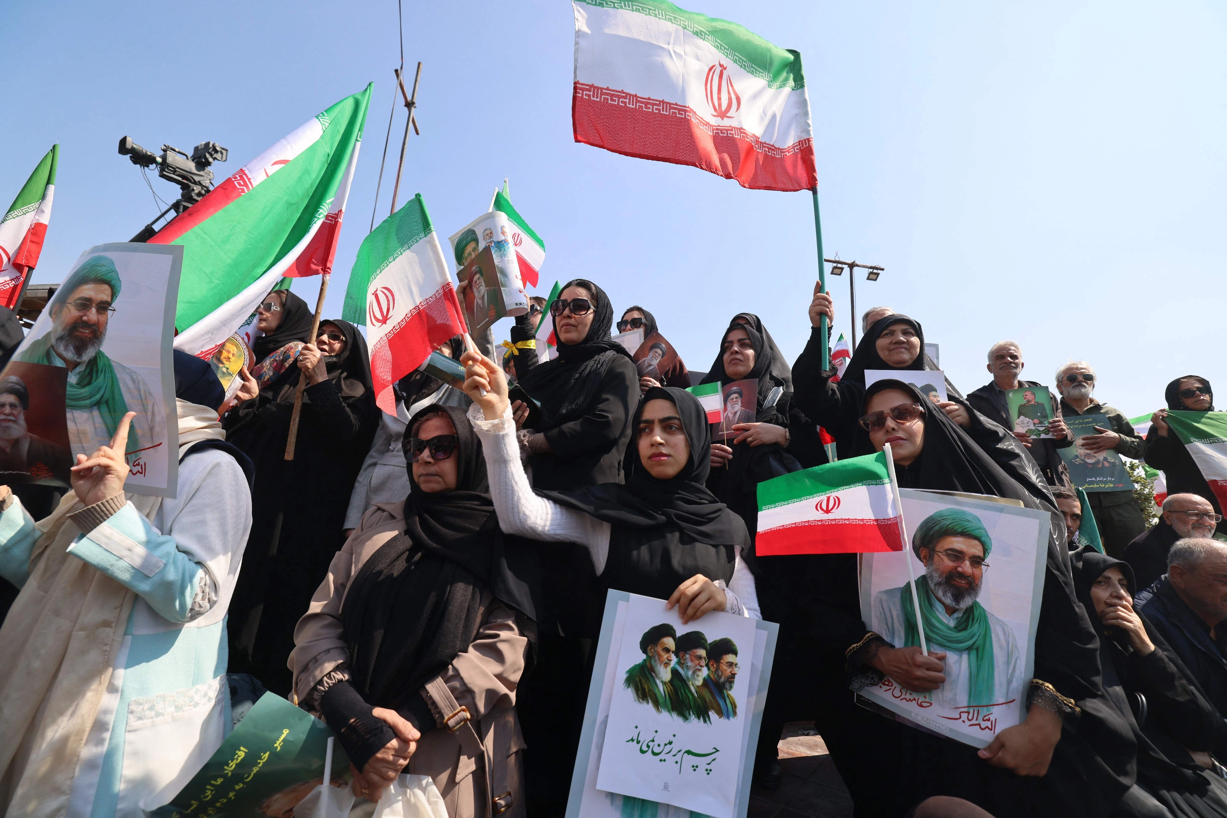 IRAN-ISRAEL-US-WAR  알리 라리자니 최고국가안보회의 사무총장의 장례 행렬에 모인 이란 국민들. AFP 연합뉴스