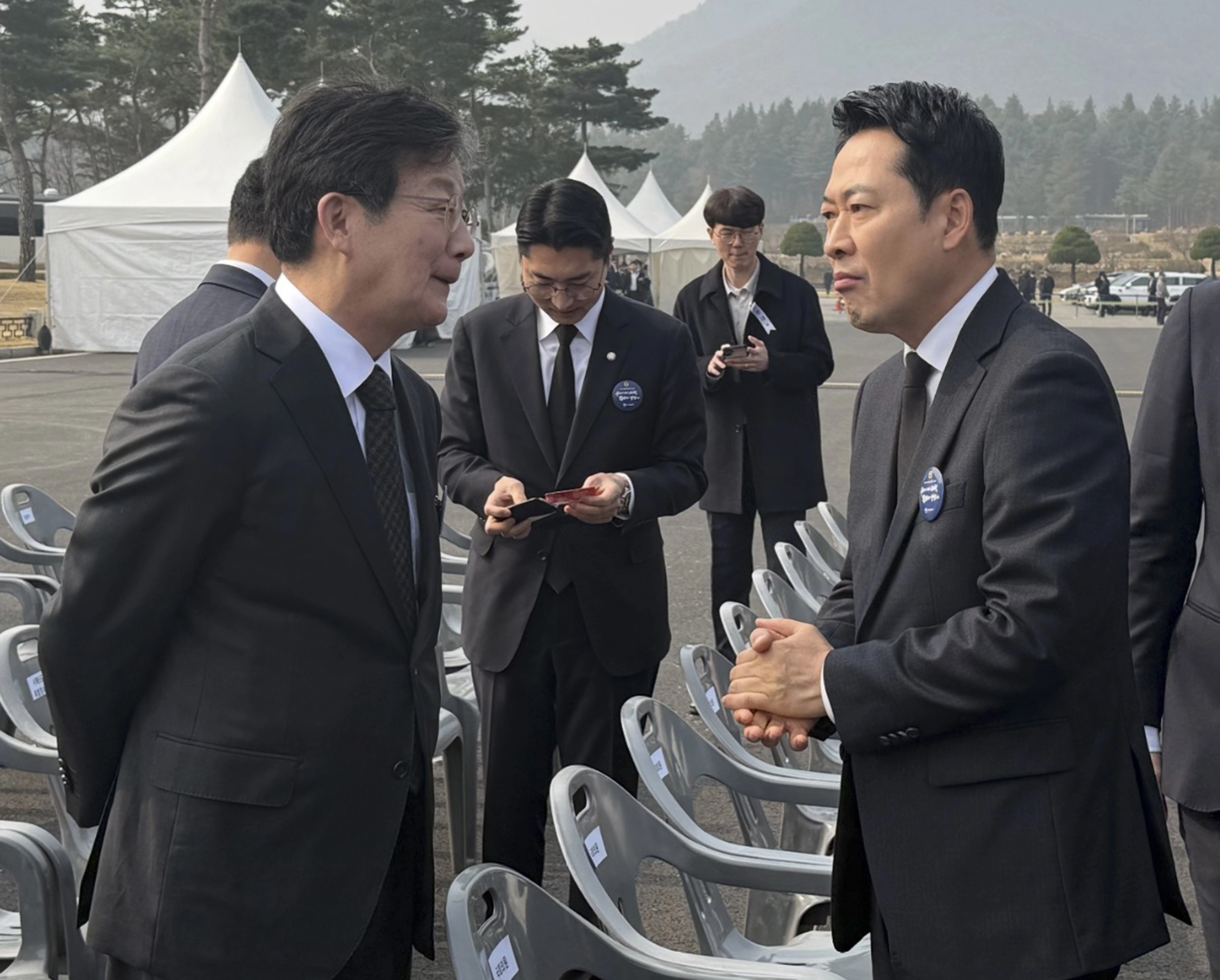 유승민 전 의원과 대화하는 장동혁 대표  국민의힘 장동혁 대표가 27일 대전 현충원에서 열린 서해수호의 날 기념식장에서 유승민 전 의원을 만나 대화하고 있다. 연합뉴스