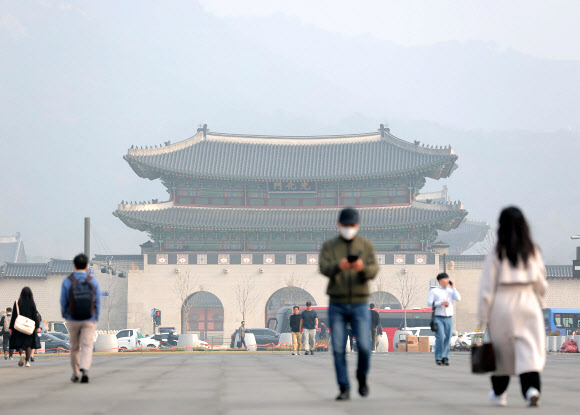 미세먼지 농도가 ‘나쁨’ 수준을 보이는 27일 서울 광화문이 뿌옇게 보인다. 2026.3.27 연합뉴스