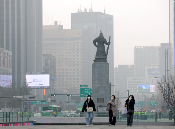 미세먼지 농도가 ‘나쁨’ 수준을 보이는 27일 서울 광화문광장 일대가 뿌옇게 보인다. 2026.3.27 연합뉴스