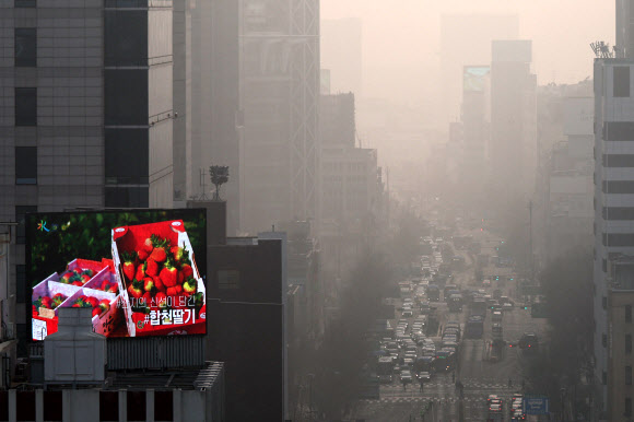 미세먼지 농도가 ‘나쁨’을 보인 27일 서울 시내가 먼지에 덮여있다. 2026.3.27 연합뉴스