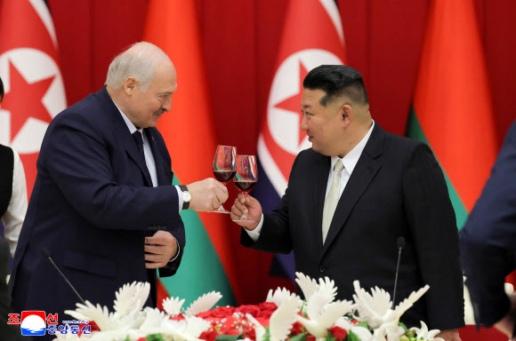 김정은 북한 국무위원장이 지난 26일 알렉산드르 루카셴코 벨라루스 대통령의 방문을 환영하는 연회를 진행했다고 조선중앙통신이 27일 보도했다. 2026.3.27 평양 조선중앙통신=연합뉴스