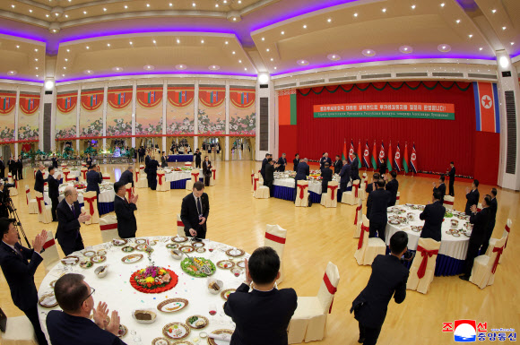 김정은 북한 국무위원장이 지난 26일 알렉산드르 루카셴코 벨라루스 대통령의 방문을 환영하는 연회를 진행했다고 조선중앙통신이 27일 보도했다. 2026.3.27 평양 조선중앙통신=연합뉴스