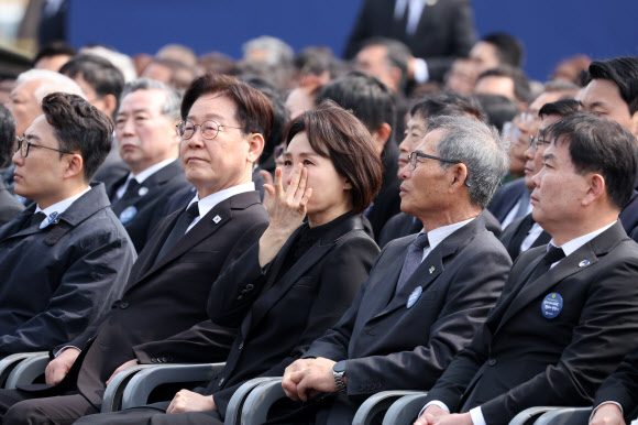 김혜경 여사가 27일 이재명 대통령과 참석한 국립대전현충원에서 열린 서해수호의날 기념식에서 영상을 보며 눈물을 닦고 있다. 2026.3.27 [청와대통신사진기자단