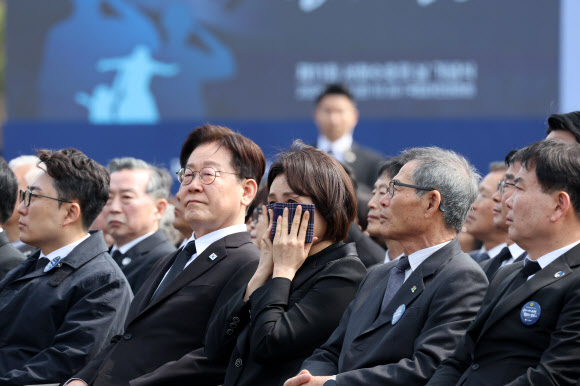 김혜경 여사가 27일 이재명 대통령과 참석한 국립대전현충원에서 열린 서해수호의날 기념식에서 영상을 보며 눈물을 닦고 있다. 2026.3.27 청와대통신사진기자단