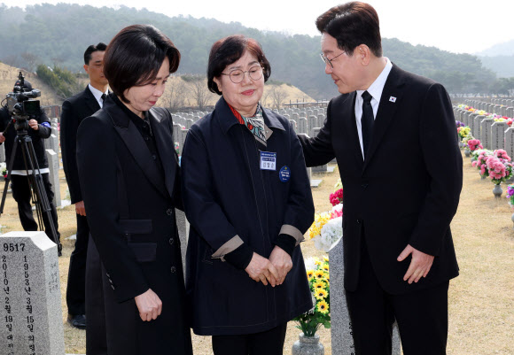 이재명 대통령과 김혜경 여사가 서해수호의 날인 27일 국립대전현충원 한주호 준위 묘역에서 유가족 김말순 여사를 위로 하고 있다. 2026.3.27 청와대통신사진기자단