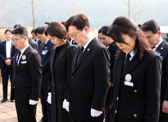 이재명 대통령과 김혜경 여사가 서해수호의 날인 27일 국립대전현충원 천안함 용사 묘역에서 묵념하고 있다. 2026.3.27 청와대통신사진기자단