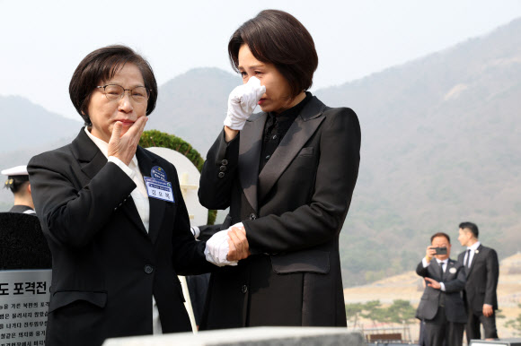 김혜경 여사가 서해수호의 날인 27일 국립대전현충원 제2연평해전 및 연평도 포격전 묘역에서 고 서정우 하사의 어머니 김오복 씨를 위로하고 있다. 2026.3.27 청와대통신사진기자단