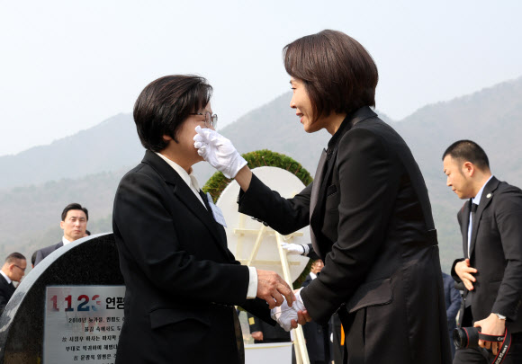 김혜경 여사가 서해수호의 날인 27일 국립대전현충원 제2연평해전 및 연평도 포격전 묘역에서 고 서정우 하사의 어머니 김오복 씨를 위로하고 있다. 2026.3.27 청와대통신사진기자단