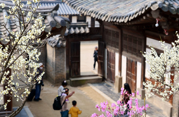 27일 서울 종로구 창덕궁 낙선재를 찾은 관람객이 사진을 찍고 있다. 2026.3.27 연합뉴스