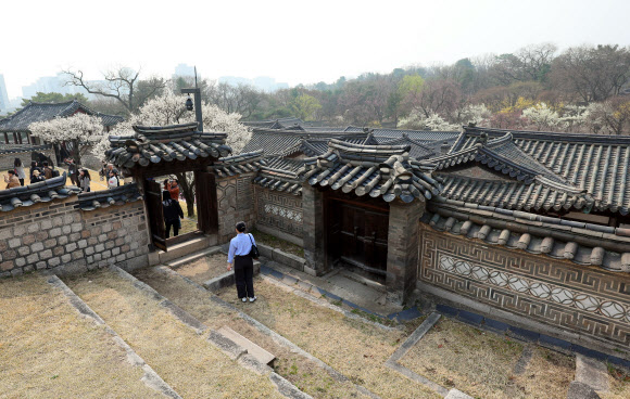 ‘봄을 품은 낙선재’ 프로그램 참가 관람객들이 27일 서울 종로구 창덕궁 낙선재 후원 일대를 둘러보고 있다. 2026.3.27 연합뉴스