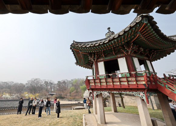 ‘봄을 품은 낙선재’ 프로그램 참가 관람객들이 27일 서울 종로구 창덕궁 낙선재 후원 일대를 둘러보고 있다. 2026.3.27 연합뉴스