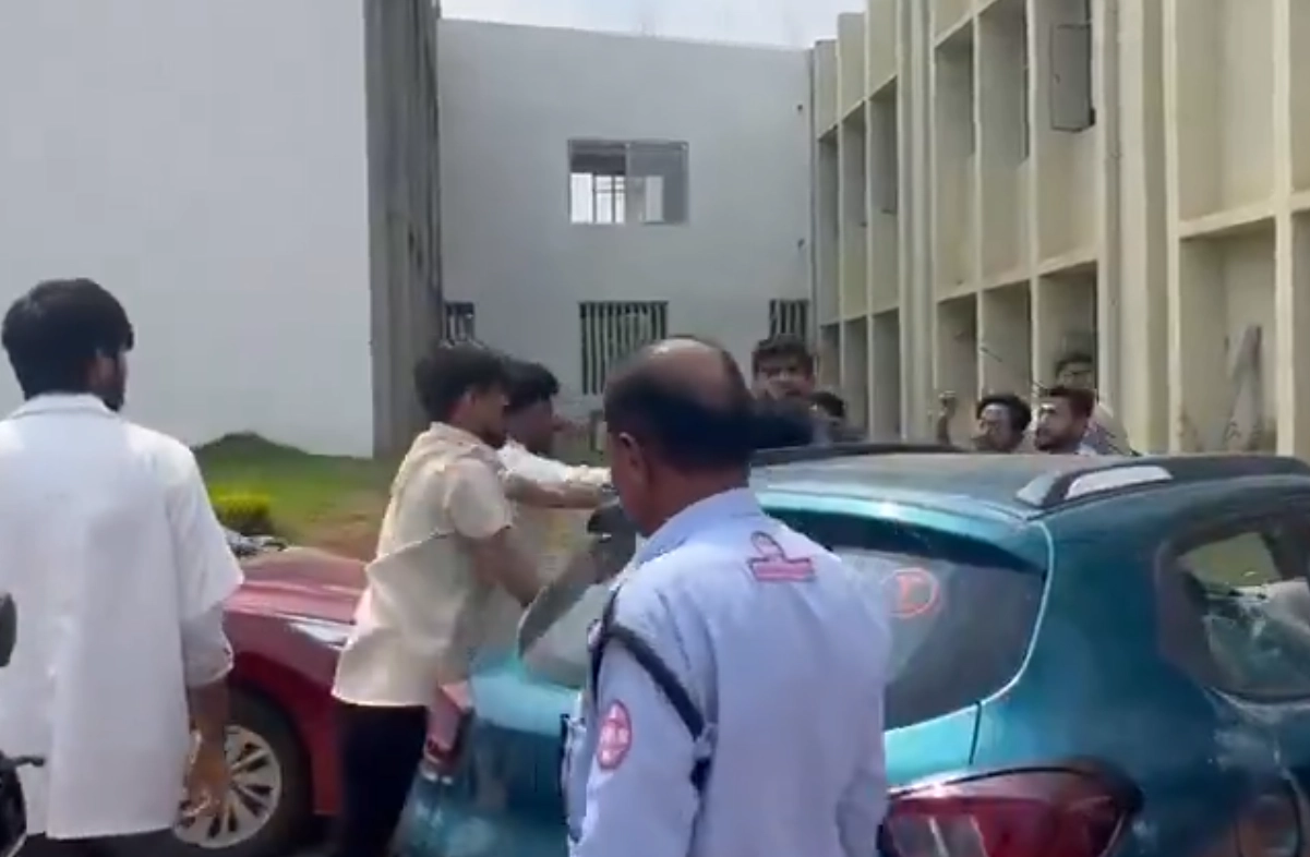 인도의 한 의과대학 교수가 강의 도중 여학생에게 공개적으로 청혼했다가 학생들에게 집단 폭행을 당하는 일이 발생했다. 엑스(옛 트위터)