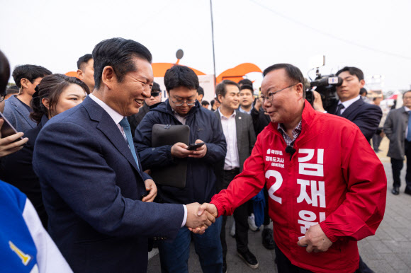 더불어민주당 정청래 대표가 27일 경북 영덕에서 열린 제29회 대게 축제를 방문해 둘러 보다 6ㆍ3 지방선거 경북도지사 국민의힘 예비 후보로 축제에 방문한 김재원 최고위원을 만나 인사하고 있다. 2026.3.27  연합뉴스