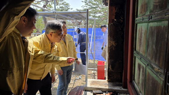 허민 국가유산청장이 28일 새벽에 발생한 경복궁 자선당 삼비문 화재현장을 찾아 관계자들과 함께 피해상황을 점검하고 있다. 2026.3.28  국가유산청 제공