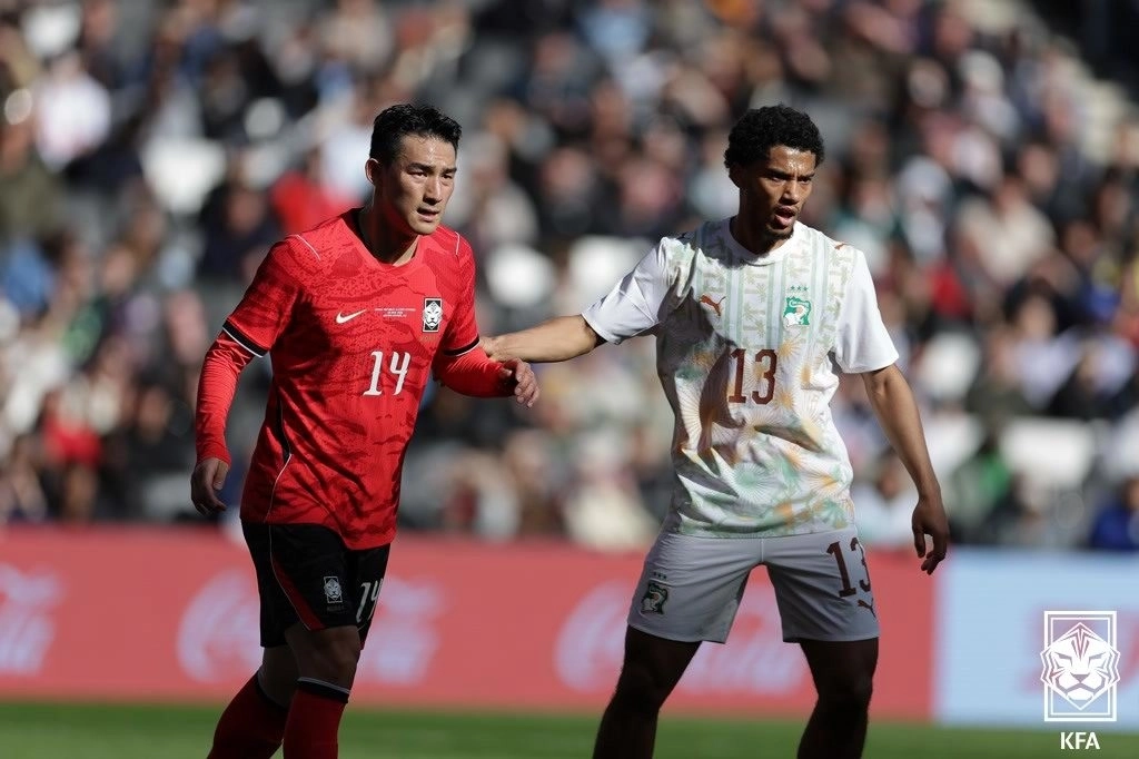 신경전 벌이는 조유민  (서울=뉴스1) = 한국 축구 국가대표팀 조유민이 28일(현지시간) 영국 밀턴 케인스의 스타디움 MK에서 열린 코트디부아르와 평가전에서 상대 선수와 신경전을 벌이고 있다. (대한축구협회 제공. 재판매 및 DB금지) 2026.3.29/뉴스1